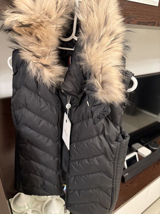 Vesta neagra cu gluga detasabila ,