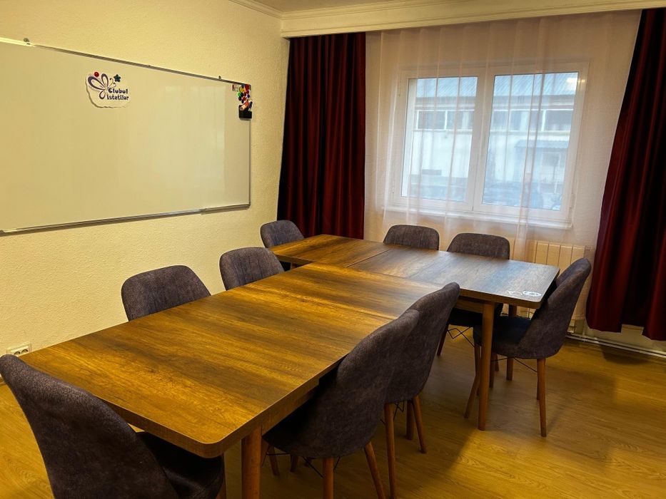 Vând 3  mese extensibile