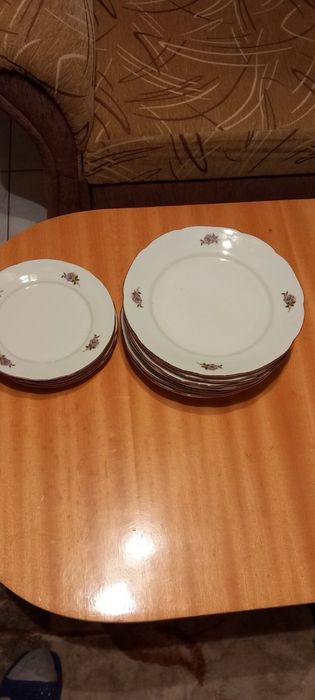 Порцеланови чинии и купички