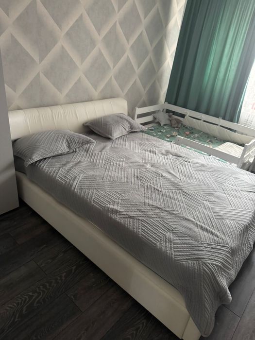 Продам кровать и тумбочку