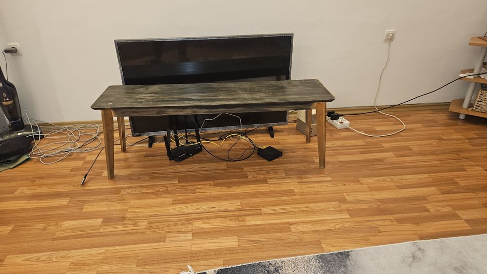 Продавам маса за телевизор