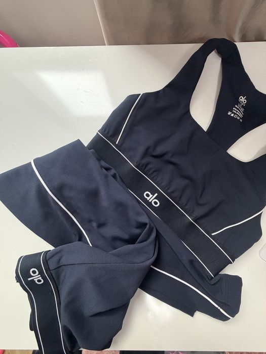 Alo Yoga сет бюстие и клин