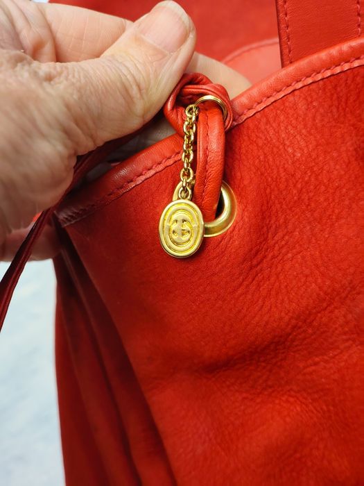 Gucci ,Винтидж червена кожена /велурена раница, като нова 
Винтидж чер
