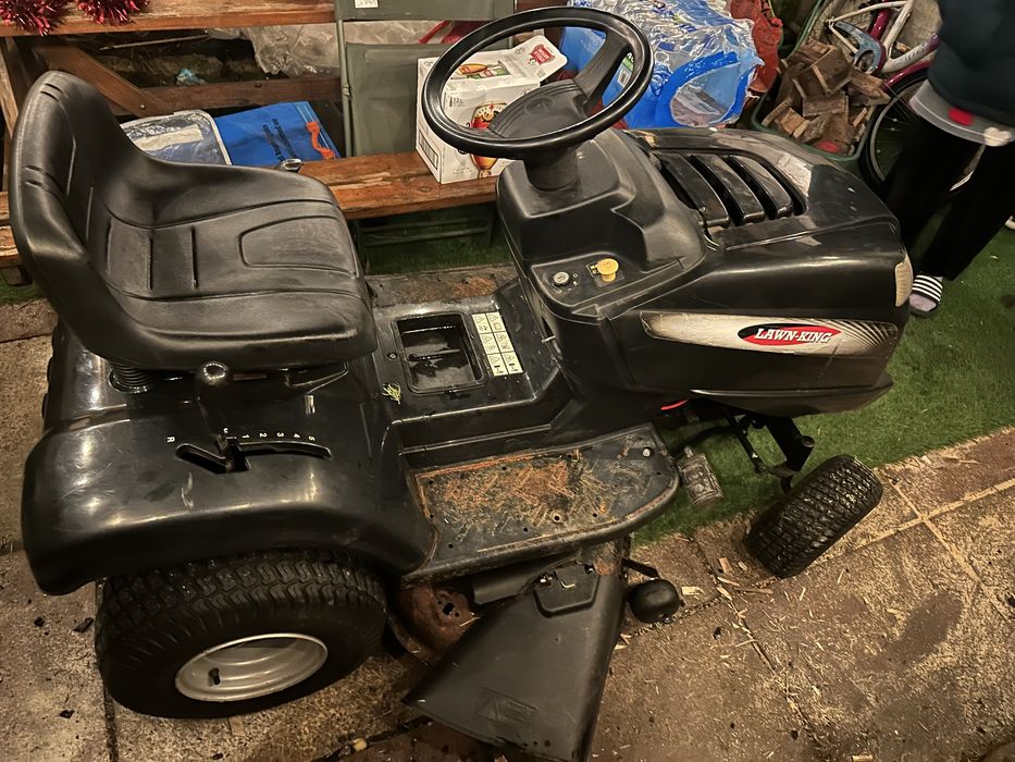 Vand doua tractoare de tuns iarba mai multe detalii in privat