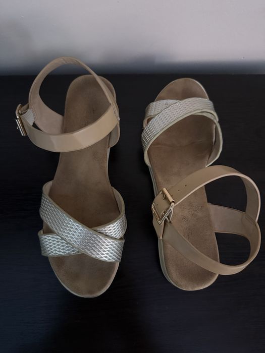 Летни сандали в бежаво