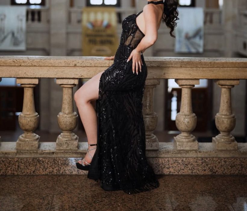 Изискана официална рокля с цепка и пайети.