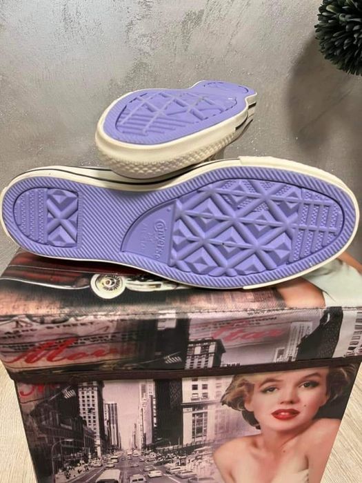 Летен модел дамски кецове на Converse.