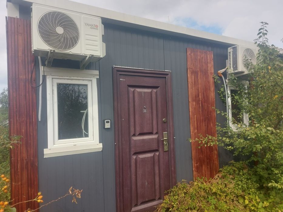 Pachet complet – container locuibil + căsuță lemn 24 mp + 5 panouri solare + generator + piscină