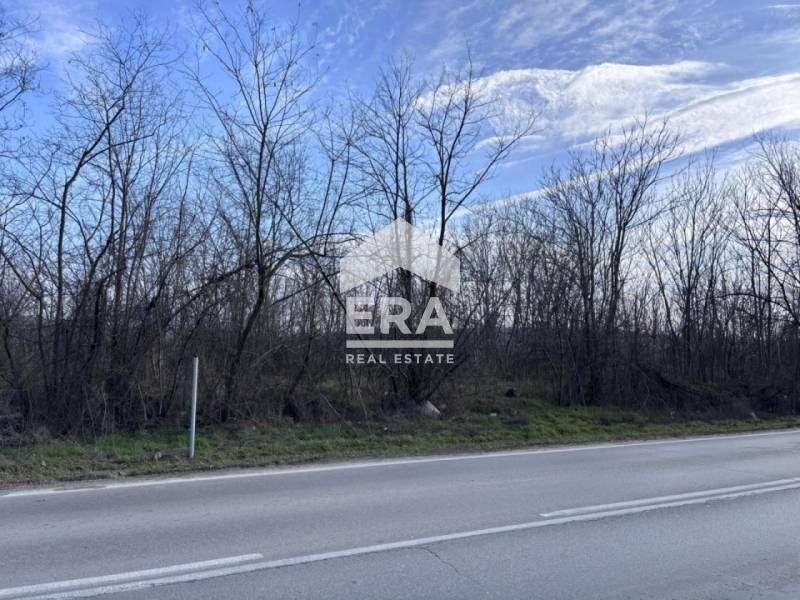 ЕКСКЛУЗИВНО! Поземлен имот за продажба, разположен на главния път Варн