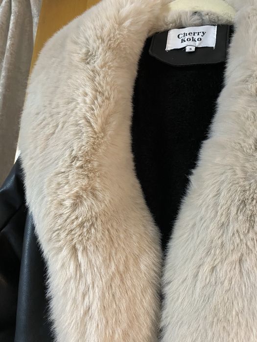 Geaca lunga din imitatie de piele cu blana artificiala