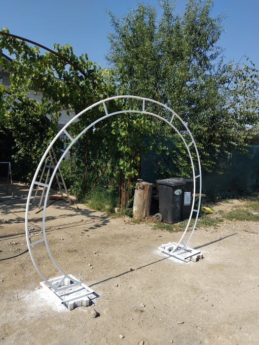 Arcade de trandafiri si grădină