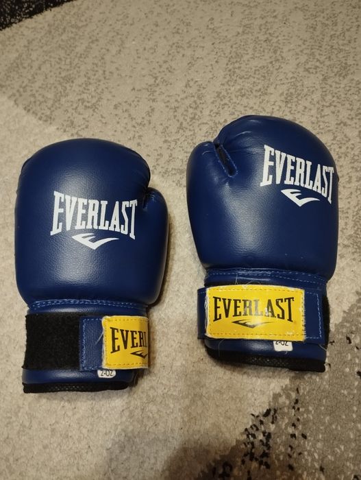 детские боксёрские перчатки.