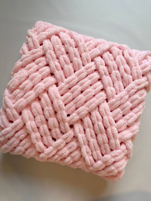 Декоративная вязаная подушка 35×35 см