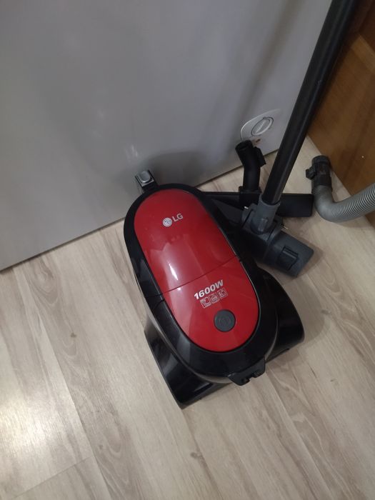 Пылесос  lg красного цвета
