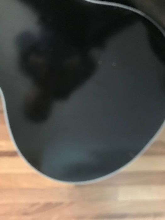 Gitara xolati zo'r 2ta simi uzilgan alishtirsa bo'ladi kurib olasiz