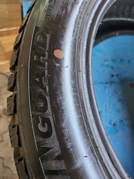 Продам зимние шины  235 50 R18