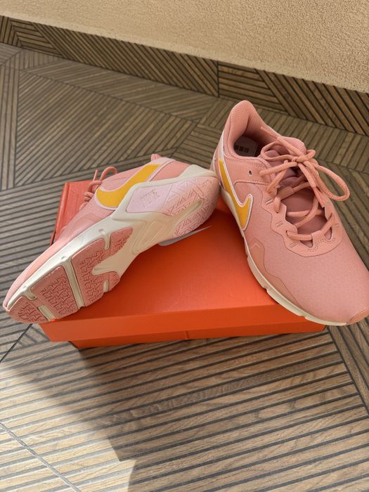 Дамски маратонки Nike Legend Essent 2