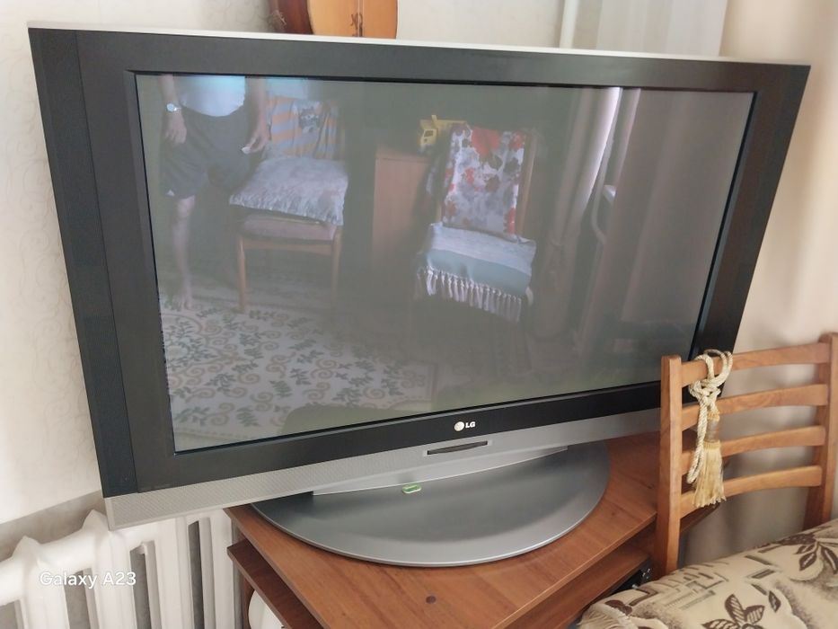 Продам 2 ТВ: Hisense и LG