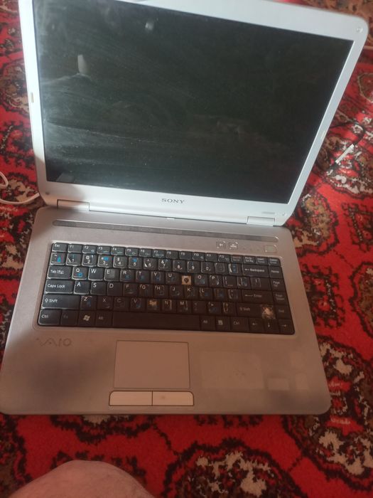 Ноутбук сотилади хама йери ишлиди