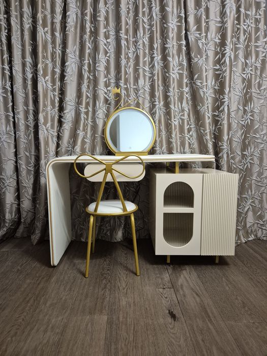 Дамска тоалетка със столче