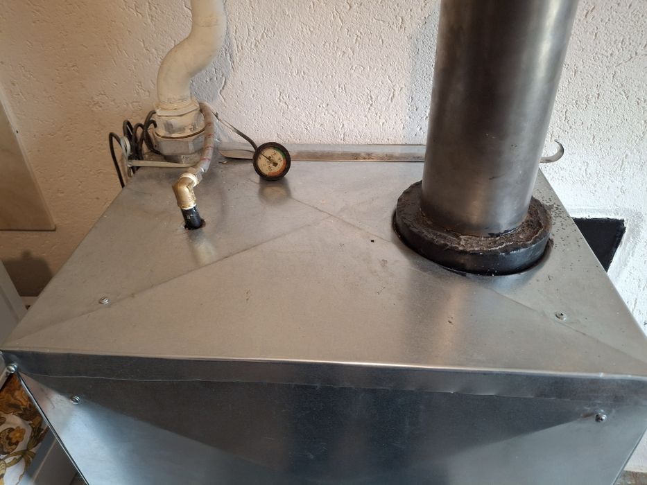 Vând cazan  pe lemne în stare foarte buna