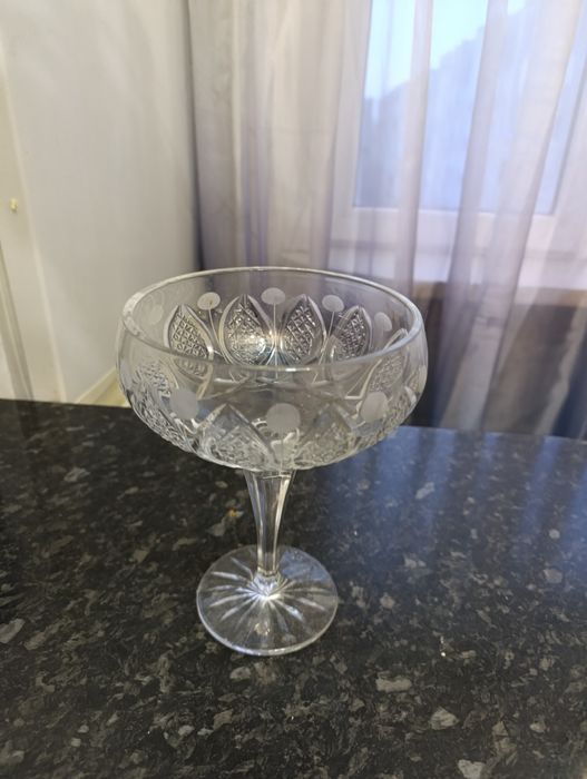 Продам две  хрустальные вазы .