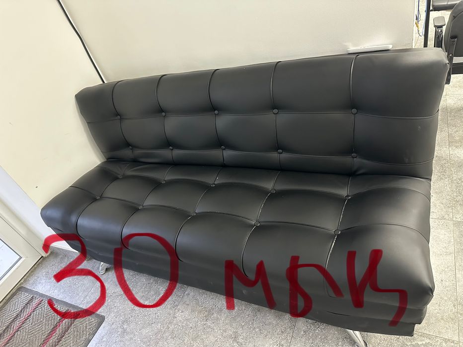 Для офиса: столы, кресло, стеллаж, диван