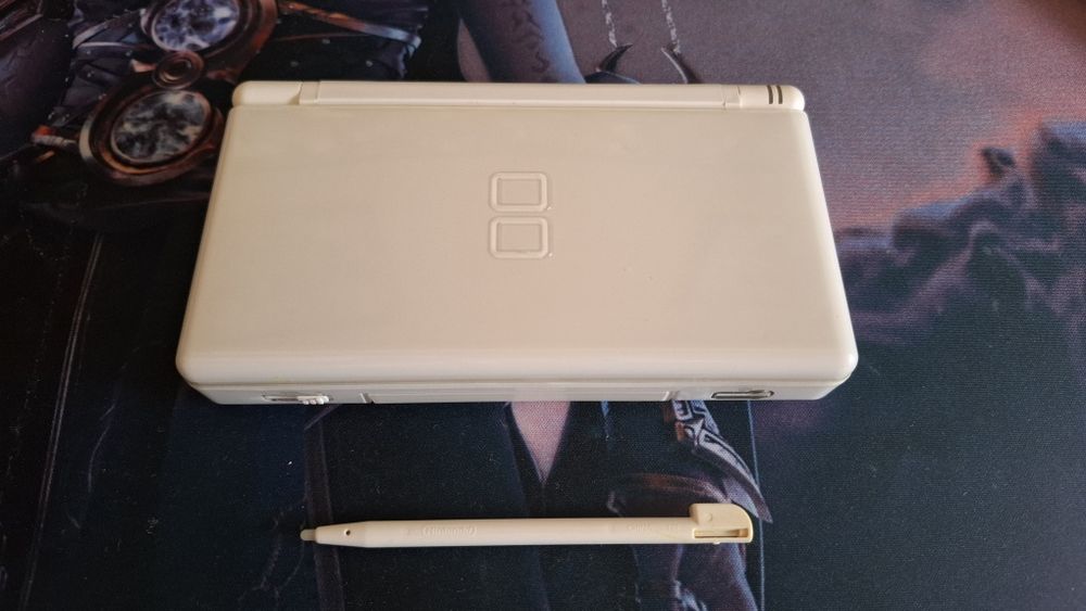 Nintendo DS Lite + stilus + зарядно