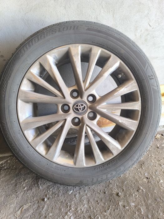 Автошина с диском на Камри