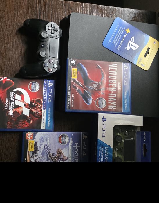 PS4 Slim 1 TB/2Джойстика 3 диска 10 игр