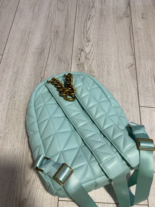 Раница с метална златиста дръжка