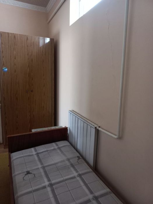 Baliq tori va tanga kiygan dumba