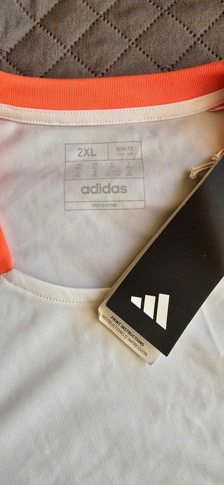 Чисто нова тениска Адидас и комплект