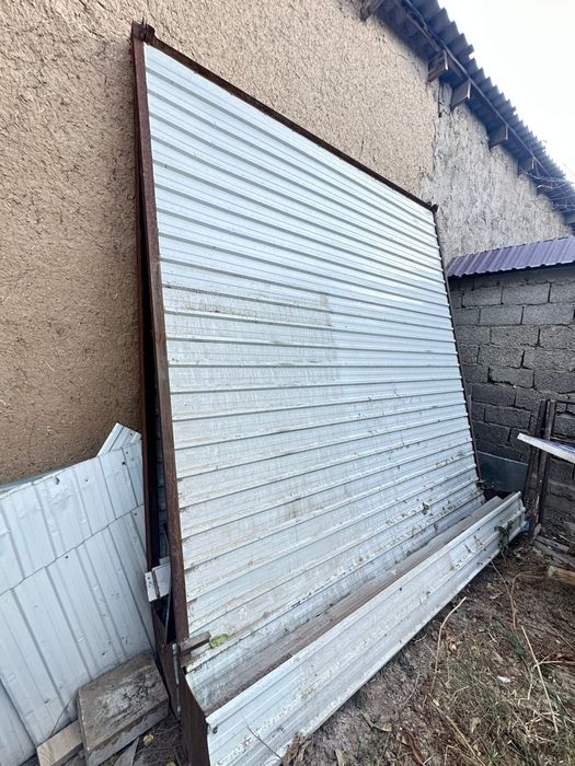 Сыртқы Жалюз екеуі бар .