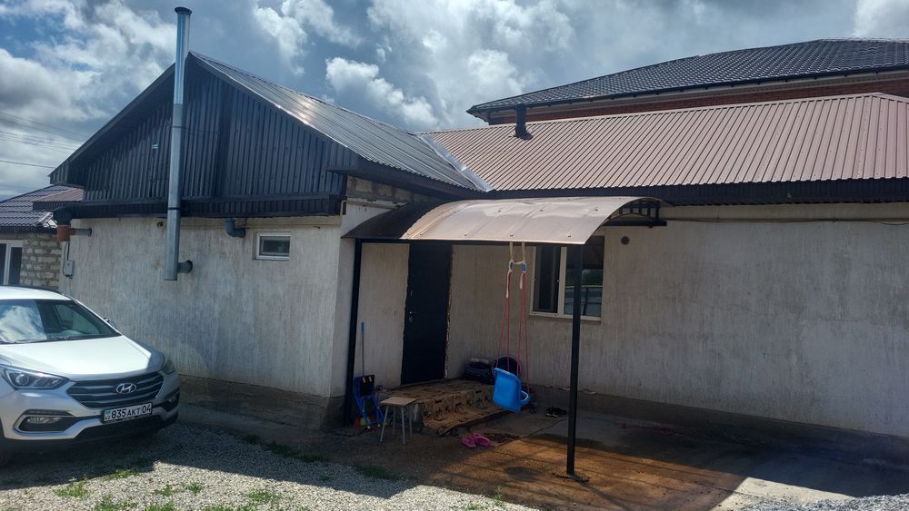 Частный дом на кирпичном