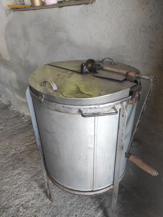 Vând centrifuga apicola