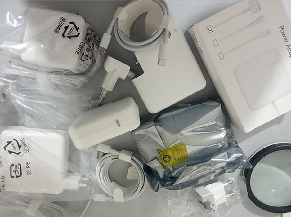 на ваш MacBook - зарядка, блок питания
