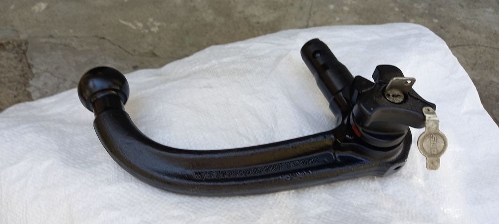 Продавам универсален, оригинален  свалям теглич за Тойота  Rav 4