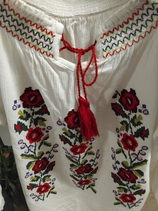 Vând ie cu motive tradiționale