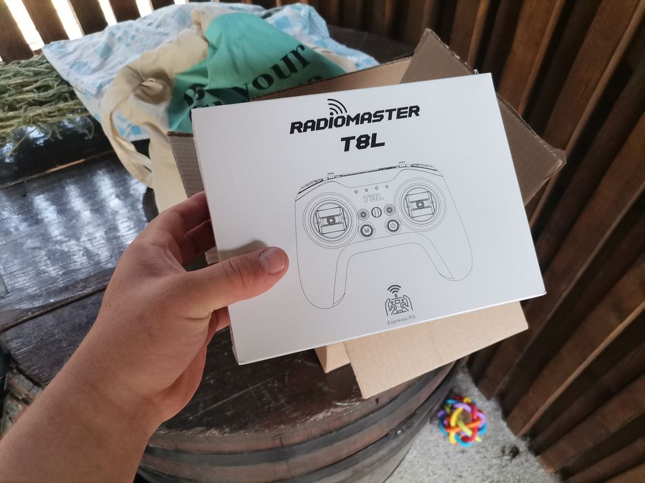 RadioMaster T8L ELRS 2.4GHz – telecomandă pentru drone FPV / modele RC

Vând RadioMaster T8L, o telecomandă compactă și ușoară, ideală pentru drone FP