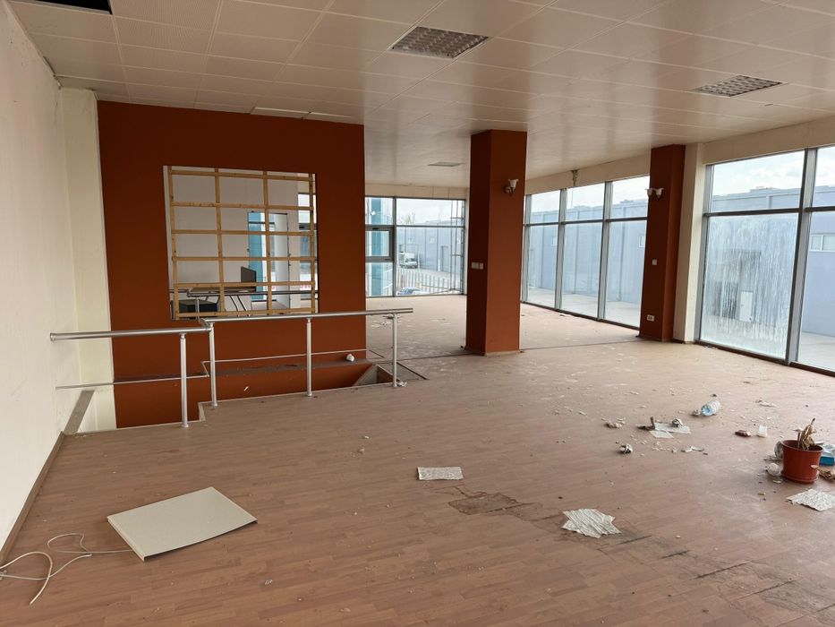Vand  spatiu comercial sau depozitare