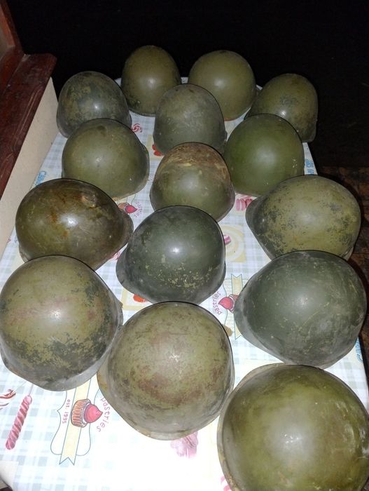 Căști militare metalice noi, prezintă urme de rugina