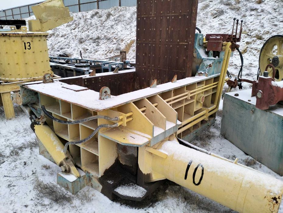 Гидравлический пресс или уплотнитель отходов