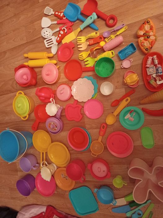 Продам пакет игрушек для девочек,посудки