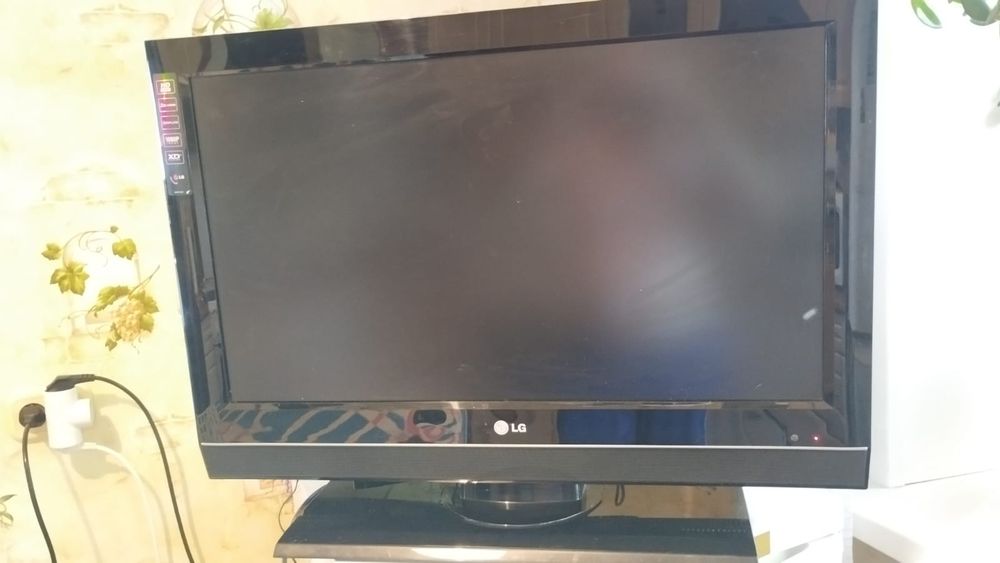 Телевизор LG, 82 см диагональ