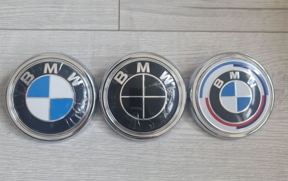 Emblema-Sigla-Logo-Stema-Neagra-Aniversara-Clasica-Alb-Albastru-Full-Black-Spate-Haion-Dedicata-Suport-Bmw-E70-E71-F15-F16-F25-F26