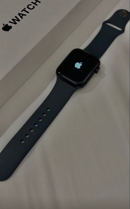 Apple Watch SE 44 мм черный