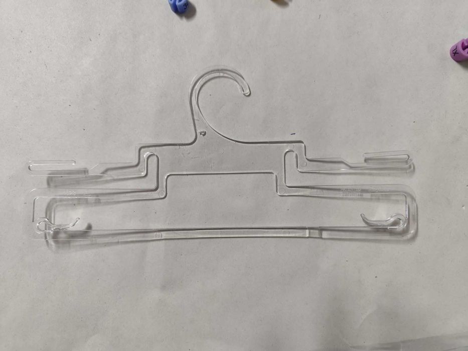 прозрачни закачалки за бельо и бански