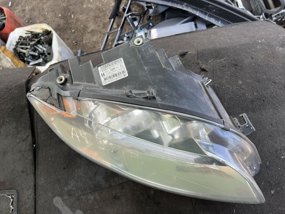 Обикновен фар Audi A4 B7 Ауди б7 оригинал 8e0941004  десен два броя