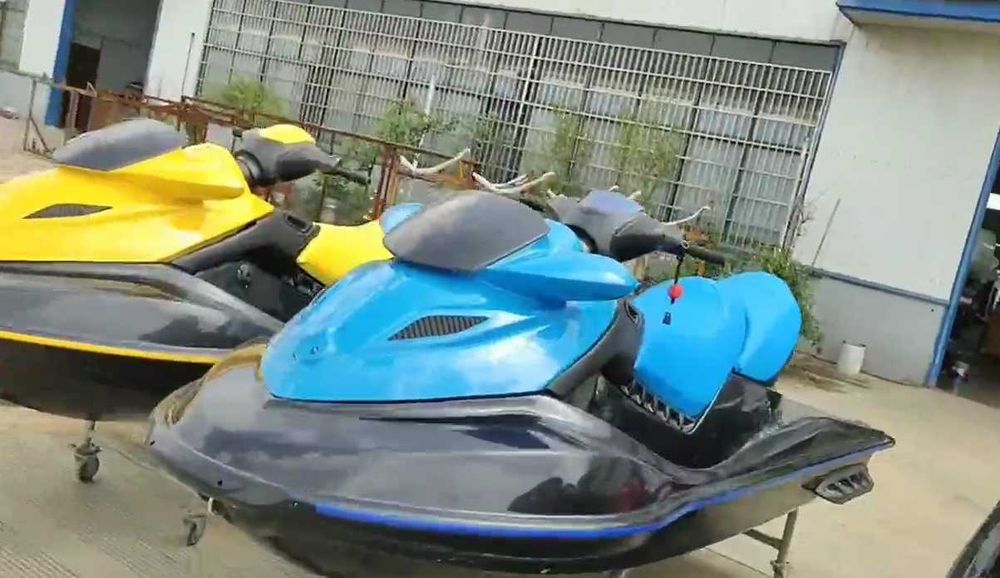 ЛУКСОЗНИ Jet Ski (3 местна) (4-тактов, 1400 коня) (4 ЦВЯТА)